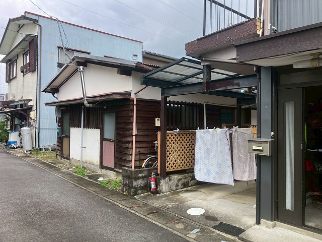 岐阜市で雨漏りが発生した住宅にて現地調査、反面だけ葺き替えの経歴がありました